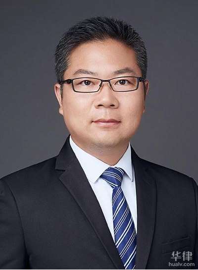 团队风采 张爱华 中国人民大学硕士研究生,律师,会计师.曾任职于北京.